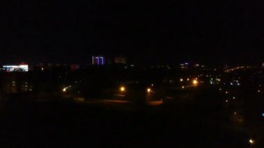 quadcopter ile çekim, taşra kasabasında gece gözden geçirin