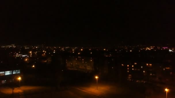 밤에 지방 도시에 검토 quadcopter와 촬영 — 비디오