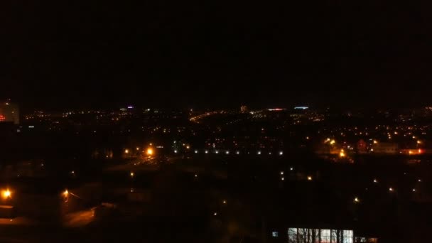 Стрельба с квадрокоптером, обзор на провинциальный город ночью — стоковое видео