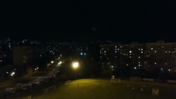 Schießen mit Quadrocopter, Überprüfung auf dem städtischen Fußballplatz bei Nacht — Stockvideo