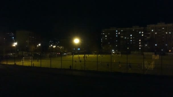 Quadcopter ile çekim, şehir futbol sahasında geceleri gözden geçirin — Stok video