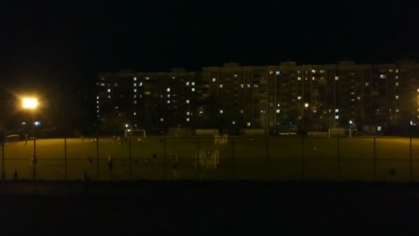 Schieten met quadcopter, herzien op het voetbalveld van de stad bij nacht — Stockvideo