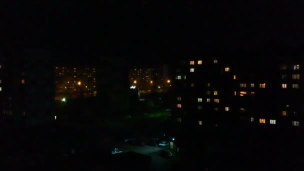 Schießen mit Quadrocopter, Rückblick auf Provinzstadt bei Nacht — Stockvideo