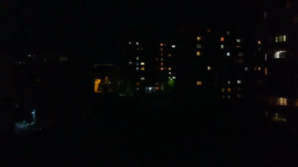 Tournage avec quadcopter, examen sur la ville provinciale la nuit — Video
