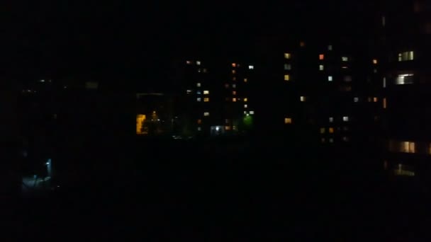 Schieten met quadcopter, herzien op provinciestad bij nacht — Stockvideo