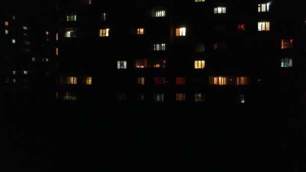 tournage avec quadcopter, examen sur la ville provinciale la nuit 