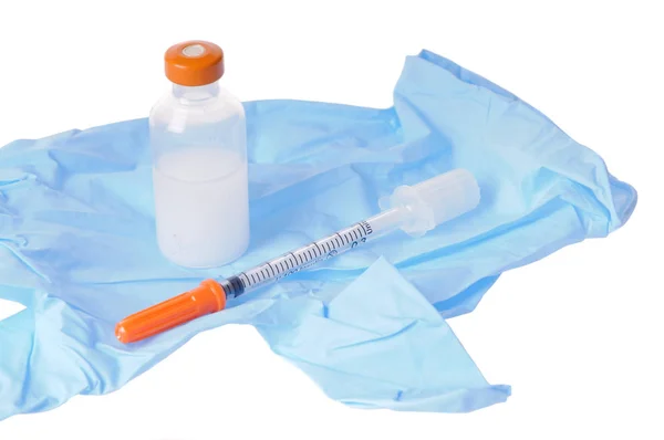乳胶手套与细针或注射器和孤立的白色衬底上胰岛素瓶 — 图库照片