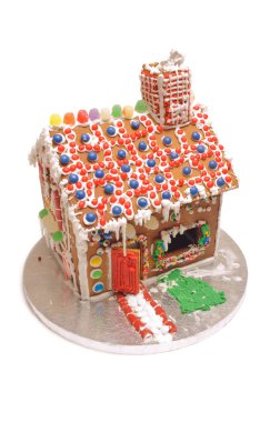 Beyaz bir arka plan üzerinde izole zencefil ekmek evi