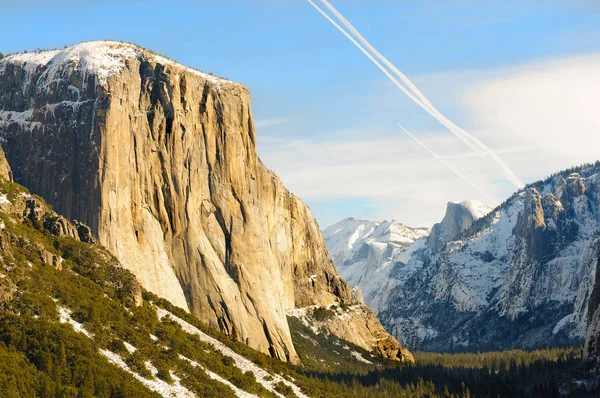Взимку Yosemite Видом Capitan Купол Половини — стокове фото