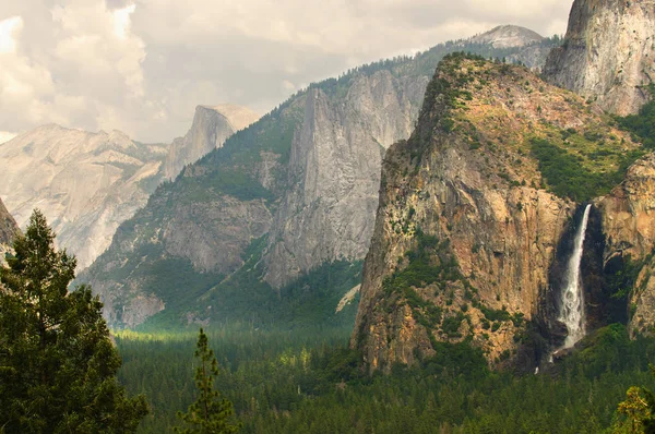 Veduta Delle Cascate Bridleveil Mezza Cupola Con Nuvole Che Creano — Foto Stock