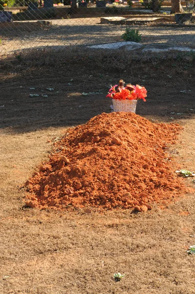 Freshly Dug Unmarked Grave Site — Stock Photo, Image