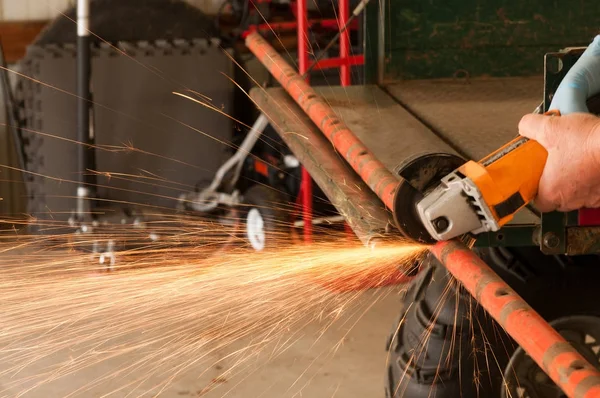 Close Van Een Man Met Behulp Van Een Grinder Met — Stockfoto