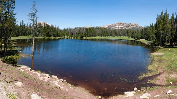 Panorama de un pequeño lago en Utah sobre la ciudad del parque — Foto de Stock