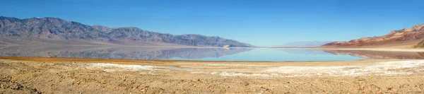 Seasonal Lake Death Valley — Stock Photo, Image