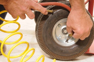 Bir el sepeti küçük lastik hava koyarak makinist