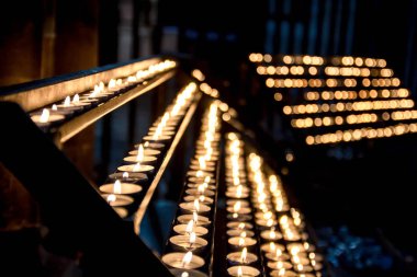 Karanlıkta perspektif mumlar