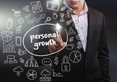 Ekonomi, teknoloji, Internet ve ağ kavramı. İş adamı gelecek, tablet üzerinde çalışan sanal ekranda seçin: kişisel gelişim