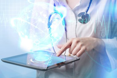 Doktor çalışma üzerinde sanal bir perde. tıbbi teknoloji kavramı