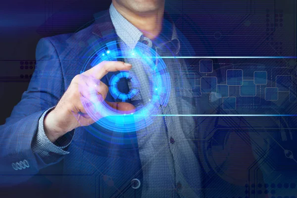 Modern futuristik teknolojisi üzerinde çalışan bir iş adamı.
