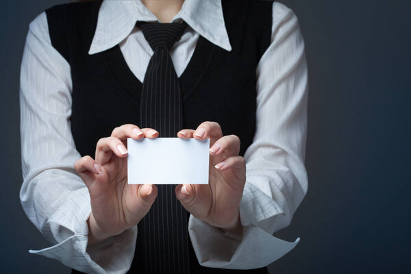 Деловая женщина показывает крупный план на белом фоне
