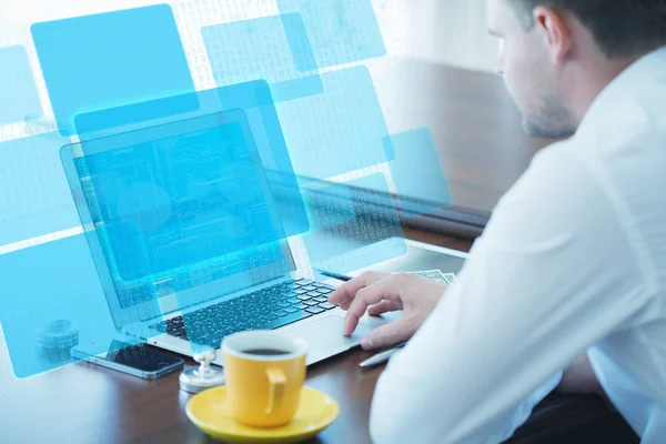 Jeune homme travaillant sur son ordinateur portable dans le bureau — Photo