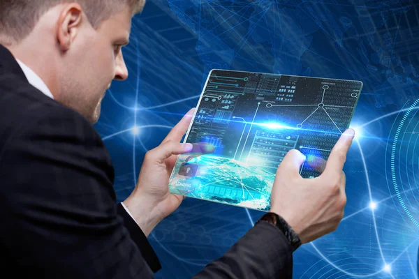 Zakenman aan digitale touchscreen te raken. Innovatieve technologi — Stockfoto