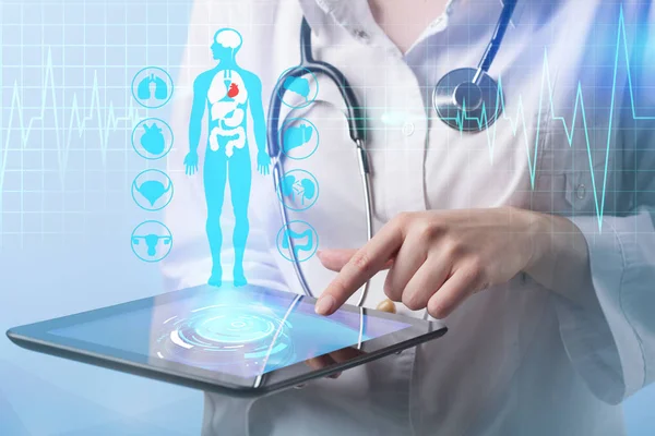 Lekarz pracuje na ekranie wirtualnych. koncepcja technologii medycznych — Zdjęcie stockowe