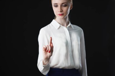 Ekranda bir şey gösteren iş kadını