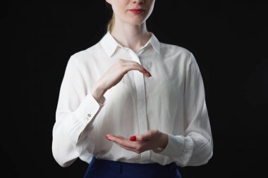 Ekranda bir şey gösteren iş kadını