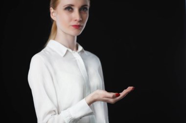 Ekranda bir şey gösteren iş kadını