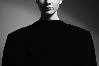 Geometrik siyah ve beyaz arka planda zarif kız moda sanat stüdyo portre