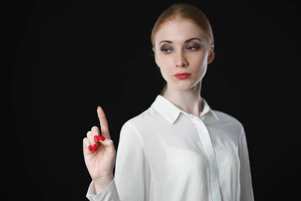 Mujer de negocios señalando algo en la pantalla — Foto de Stock