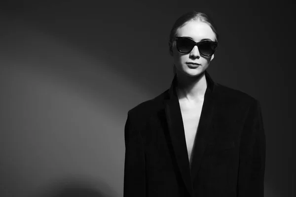 Mode konst studio porträtt av eleganta flicka i geometriska svart en — Stockfoto
