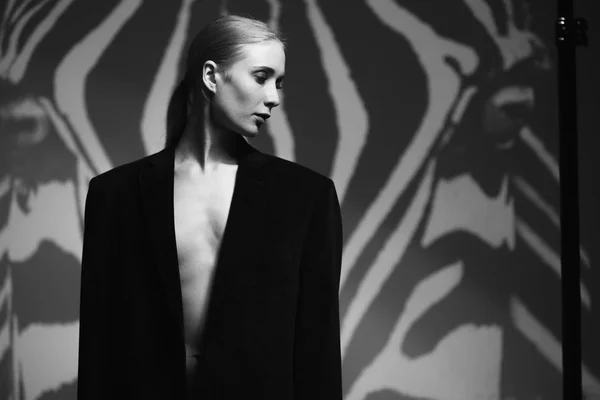 Модный художественный студийный портрет элегантной девушки на геометрическом черно-белом фоне — стоковое фото