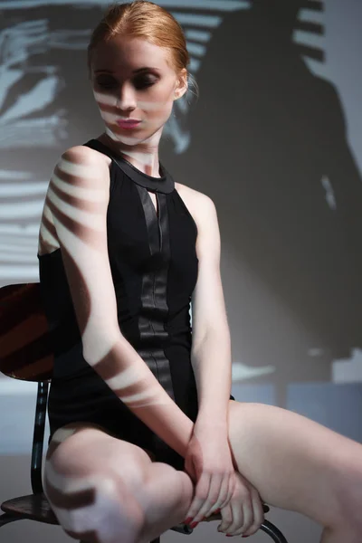 Retrato de estúdio de arte de moda de senhora nua elegante com sombra em seu corpo — Fotografia de Stock