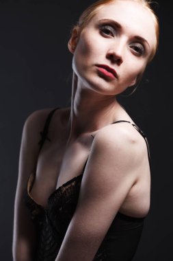 Studio poz iç çamaşırı seksi kız