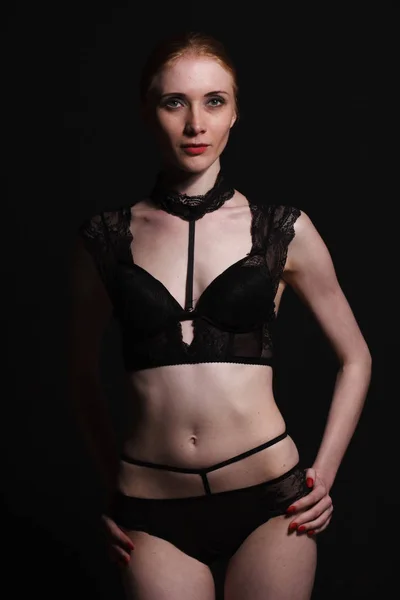 Sexig tjej i underkläder poserar i studio — Stockfoto