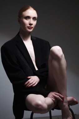 Geometrik siyah zarif kız moda sanat stüdyo portre bir