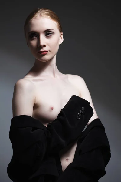 Retrato de estudio de arte de moda de chica elegante en negro geométrico a — Foto de Stock