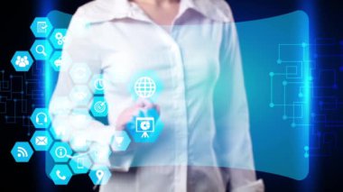 İş kadını bir holografik ekran üzerinde çalışır. Pazarlama kavramı. Geleceğin teknolojileri