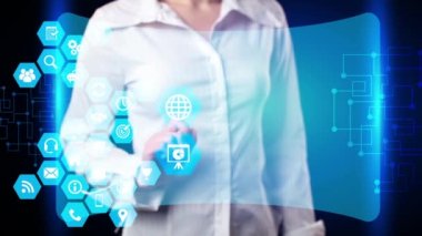 Kız sanal ekran üzerinde yazıt Risk Yönetimi seçer. Modern pazarlama kavramı