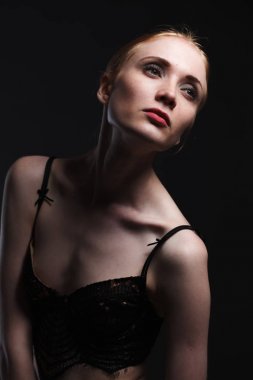Studio poz iç çamaşırı seksi kız