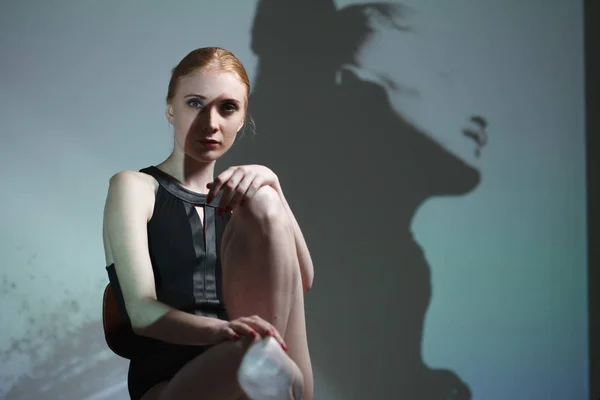 Vücudunda gölgesi olan zarif çıplak bir kadının moda sanat stüdyosu portresi. — Stok fotoğraf
