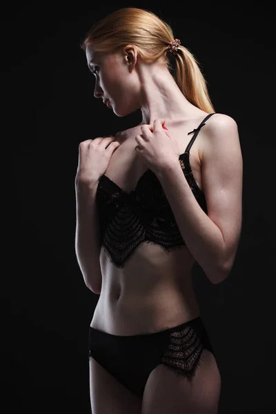 Сексуальна дівчина в нижній білизні позує в студії — стокове фото
