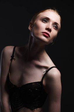 Studio poz iç çamaşırı seksi kız