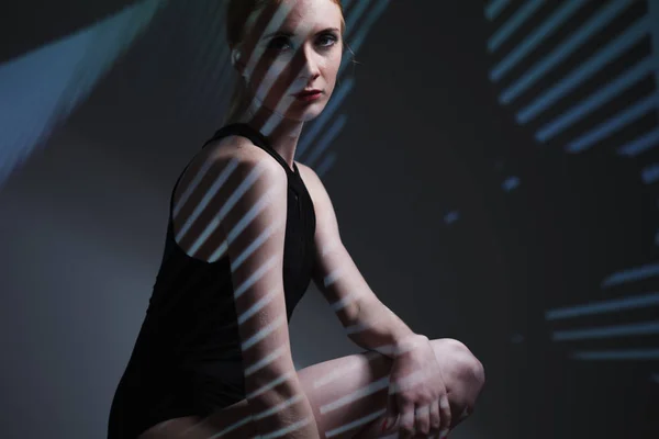 Fashion Art Studio Porträt einer eleganten nackten Dame mit Schatten auf ihrem Körper — Stockfoto
