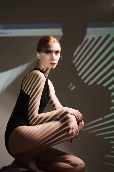 Модный художественный студийный портрет элегантной голой женщины с тенью на теле — стоковое фото