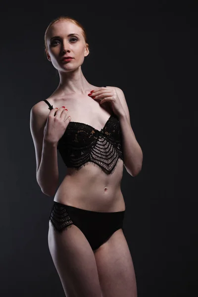 Sexig tjej i underkläder poserar i studio — Stockfoto