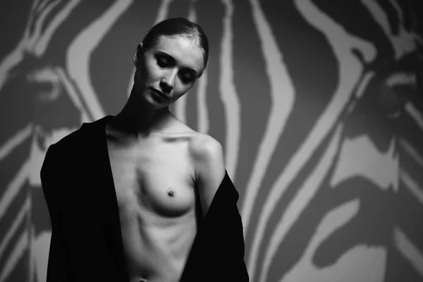 Fashion art studio portrait de dame nue élégante avec ombre sur son corps — Photo