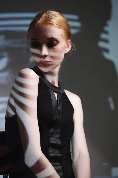 Модный художественный студийный портрет элегантной голой женщины с тенью на теле — стоковое фото